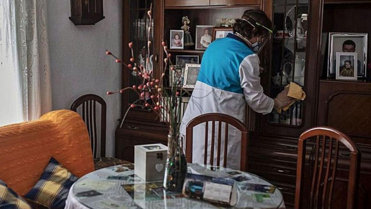 Una trabajadora de ayuda a domicilio en Zamora. / Emilio Fraile